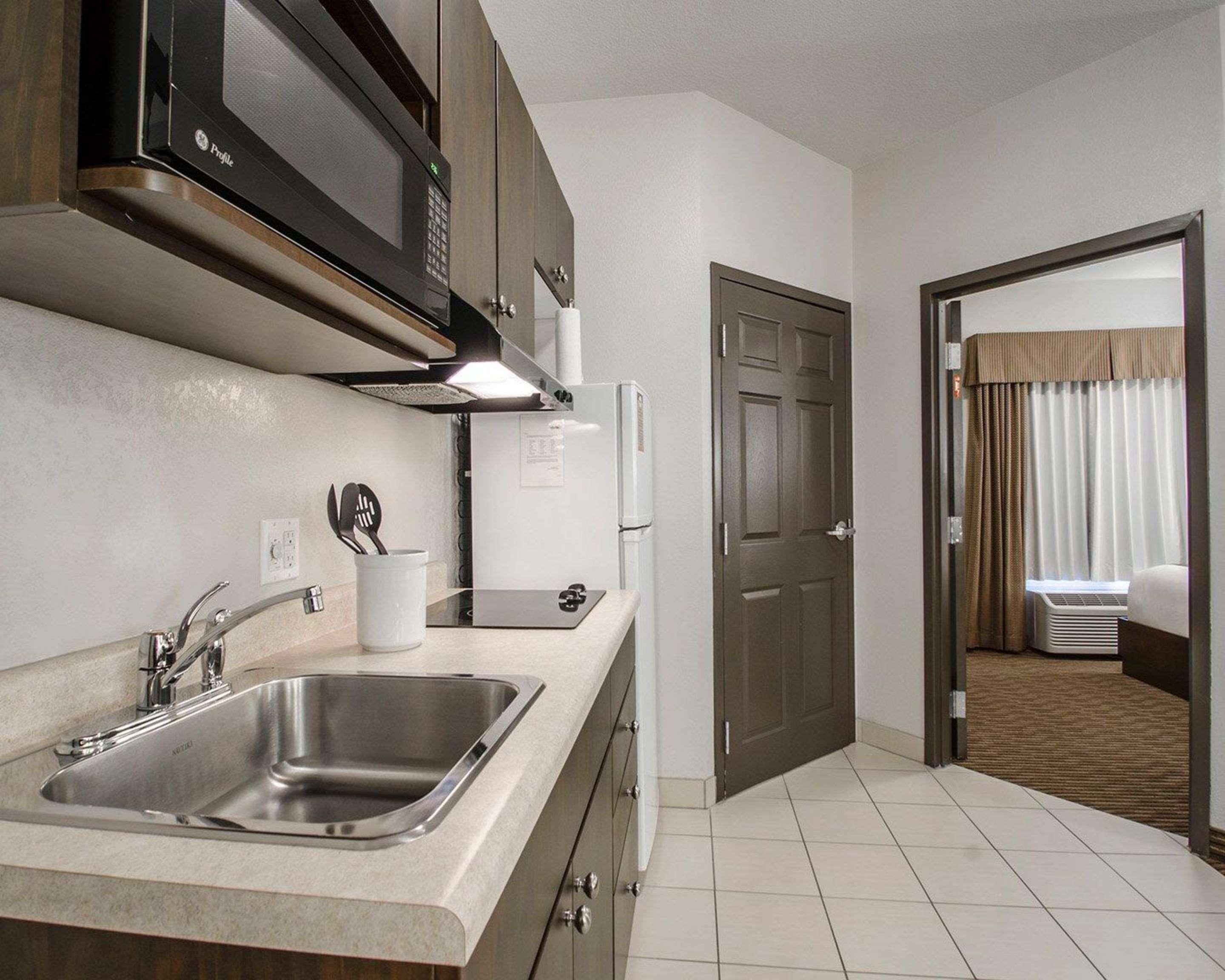 Quality Inn & Suites Estevan Exterior foto
