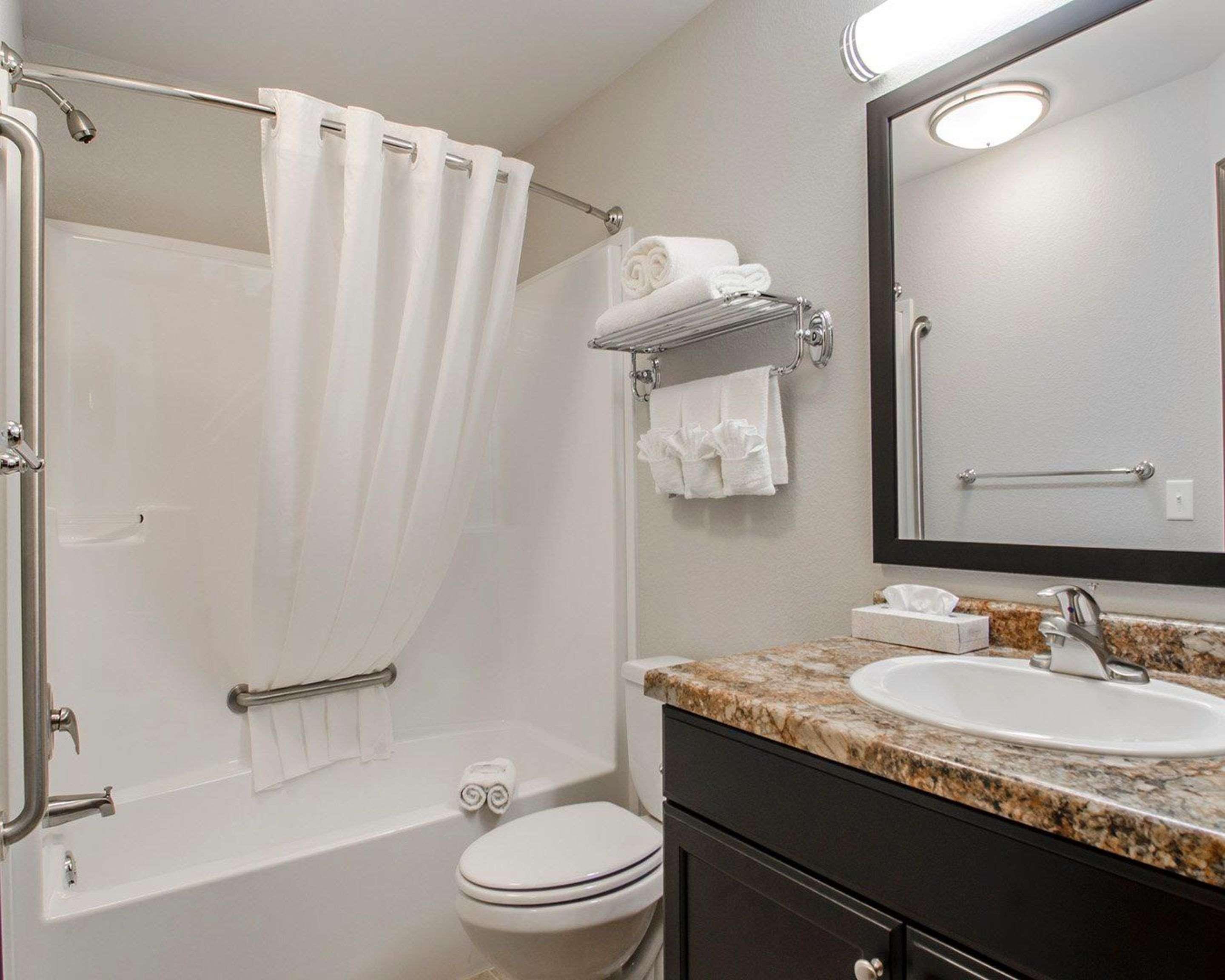 Quality Inn & Suites Estevan Exterior foto